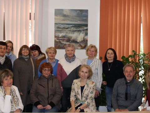 Künstlerin Svitlana Vol und Gäste in der BGS Kadiner Straße 1 (Bild: Bezirksamt Friedrichshain-Kreuzberg)