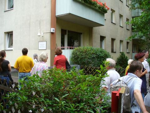 An der Gedenktafel für Walter Benjamin, Foto: KHMM