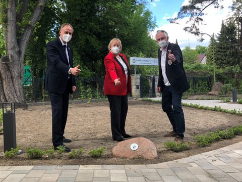 v.l.n.r.: Karsten Obst (Schriftführer), Frau Köppen (BVV-Vorsteherin) und Holger Niepmann (Vorsitzender des Ruderclubs) (Bild: BA Reinickendorf)