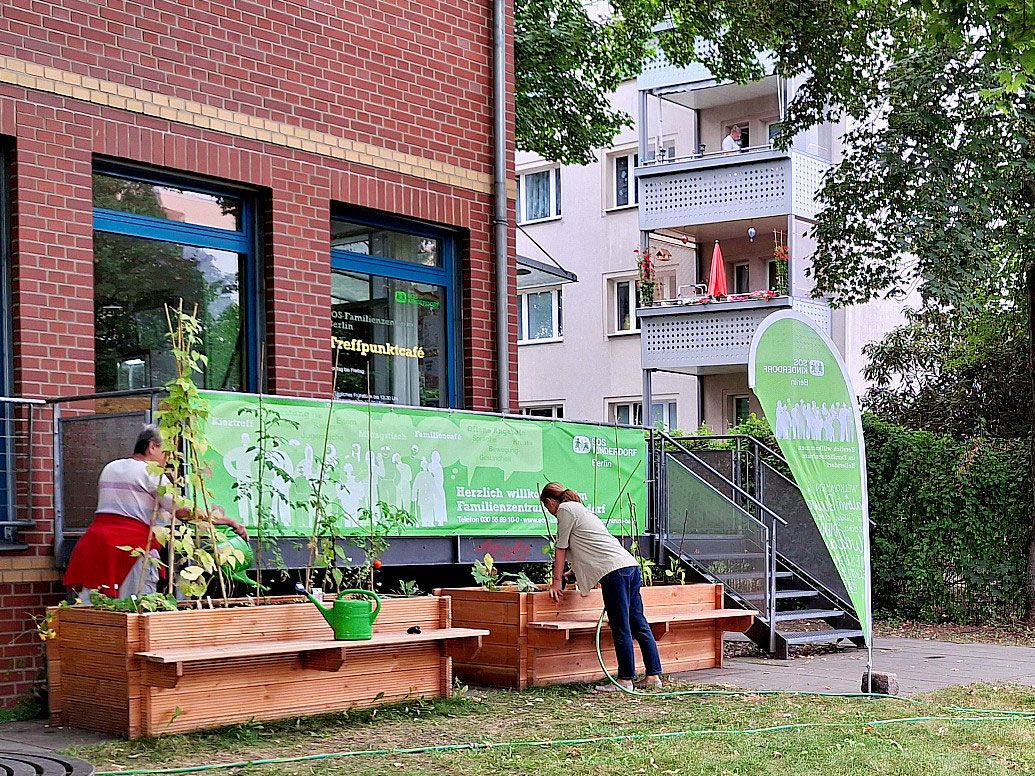 Hochbeete im Garten des Familienzentrums Hellersdorf