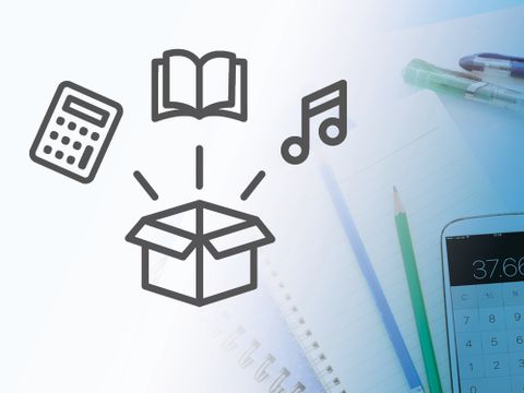 Notizbuch mit Handy und Stiften