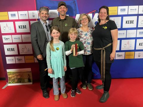 Auf dem roten Teppich des Filmfestivals: Jugendstadtrat Oliver Schworck, Björn Lindner, Simone Pollähne, Nicole Peuker und zwei Juniorrangerinnen mit dem Publikumspreis