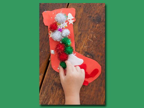 Weihnachtsstrumpf mit kleinen Glitzerpompons