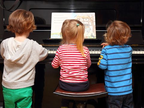 Kinder am Klavier