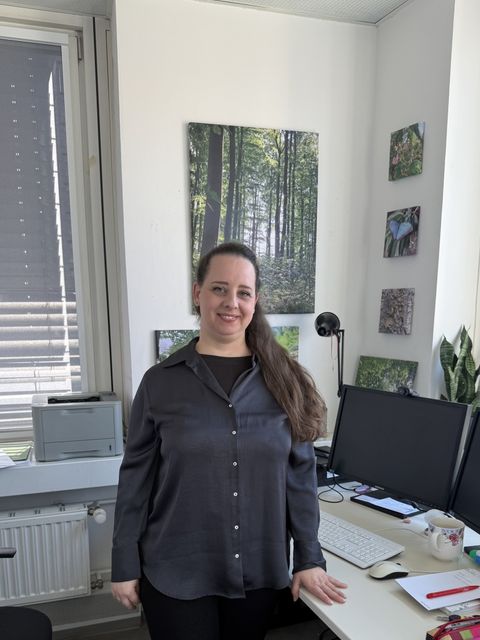 Anna Kuntze inmitten ihrer Büro-Oase. Alle Bilder an der Wand sind von ihr selbst fotografiert.