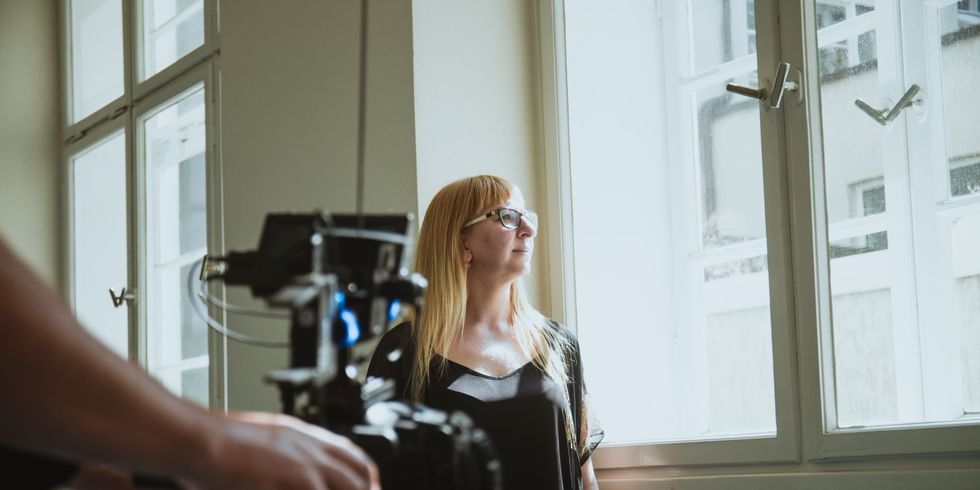 Mitarbeiterin wird gefilmt