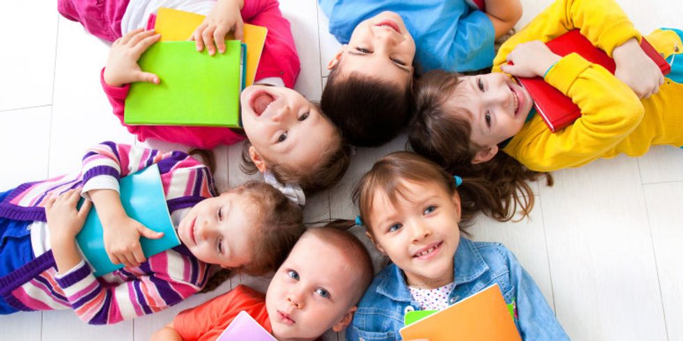 Kinder liegend im Kreis