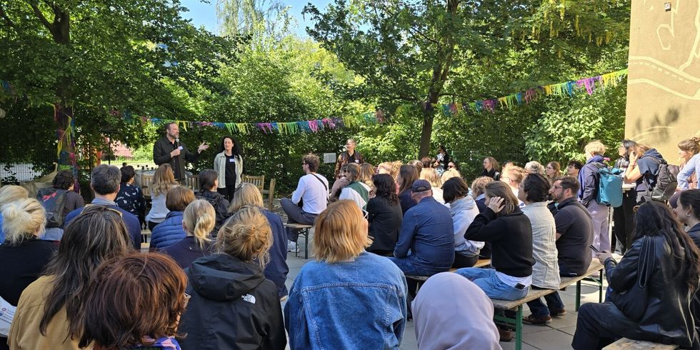 Lars Viehmeyer und Julia Lehmann berichten im Familiengarten des MGH Wassertor über die umfängliche Unterstützung und Förderung durch das Berliner Quartiersmanagement