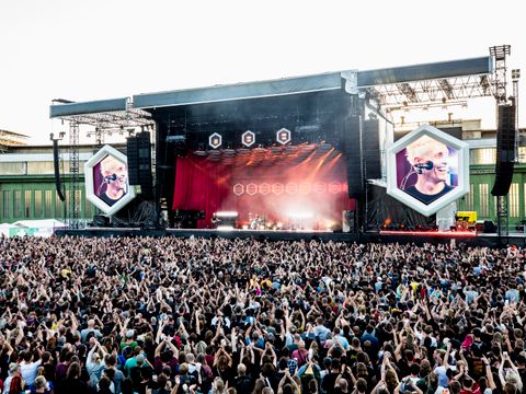 Aufnahme von Bühne und Publikum beim Ärzte-Konzert auf dem Tempelhofer Feld im August 2022