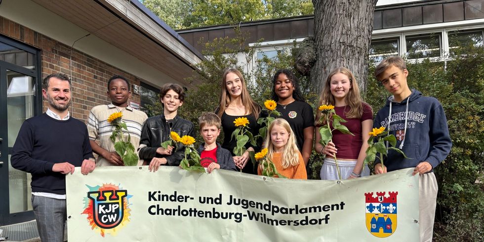 Von links: Pietro Deligio (Leiter der Geschäftsstelle KJP), David Adekunle, Connor Dähn, Henri Henkommer, Luiza, Ida-Marie Avemark (vorne), Pauline Aman, Zoe Neugebauer und Juri Ciesinger.