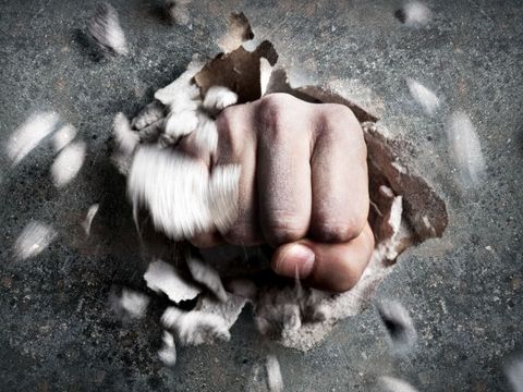Faust wird durch die Wand geschlagen