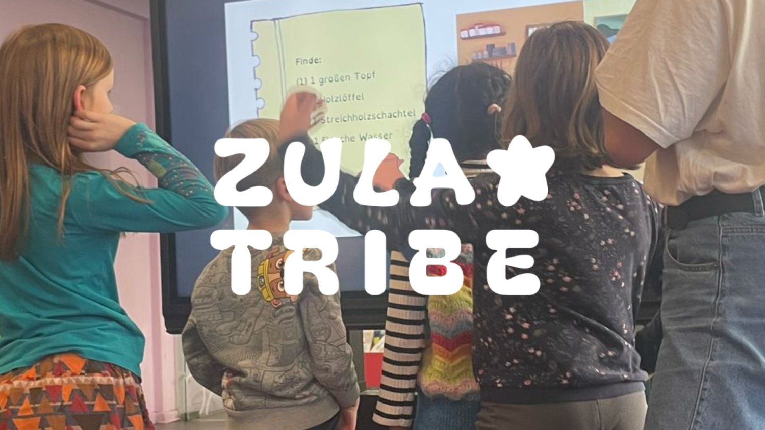 Lesende Kinder vor einem Bildschirm mit Zula-Reading-Tribe-Logo
