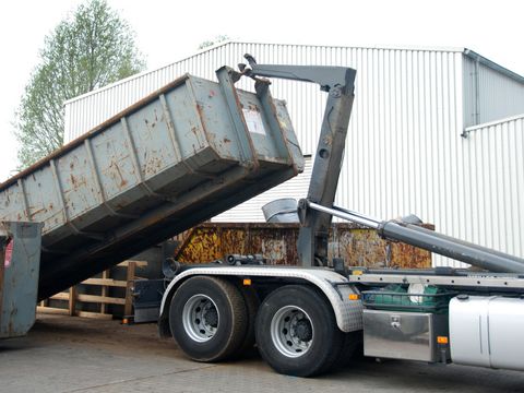 LKW beim Abladen eines Containers