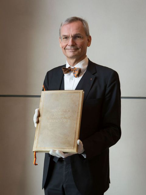 Dr. Feldkamp mit der Urschrift des Grundgesetzes (Bild: Burkhard Peter/Deutscher Bundestag)
