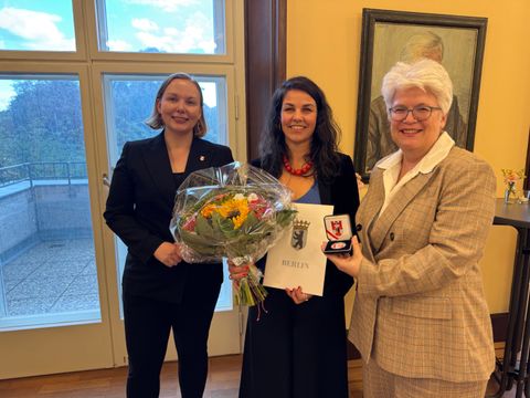 Stellvertretend für die Pädagogische Initiative Schillerpark e.V. nahm Hannah Elsche die Medaille entgegen.