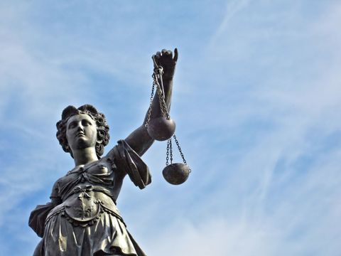 Skulptur von Themis, Femida oder Gerechtigkeit Göttin auf strahlend blauem Himmel