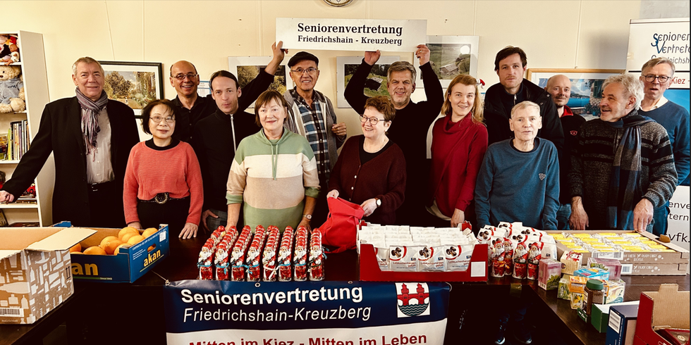 Die freiwilligen Helfer*innen der Seniorenvertretung Friedrichshain-Kreuzberg bekam Unterstützung von Bezirksstadtrat Andy Hehmke (mi.) und Pascal Meiser (4.v.li,)