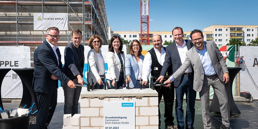 Grundsteinlegung für das Erich-Kästner-Gymnasium - Der Grundstein wird mit vereinten Kräften eingemauert