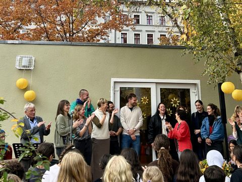 Eltern, Mitglieder des Fördervereins sowie Mitarbeitende aus Bezirks- und Senatsverwaltung bei der Eröffnung des Cafés.