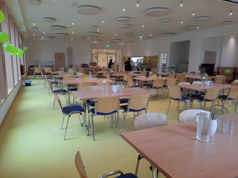 Innenansicht der Mensa kurz vor der ersten Essensausgabe (Bild: Bildrechte: BA Reinickendorf)