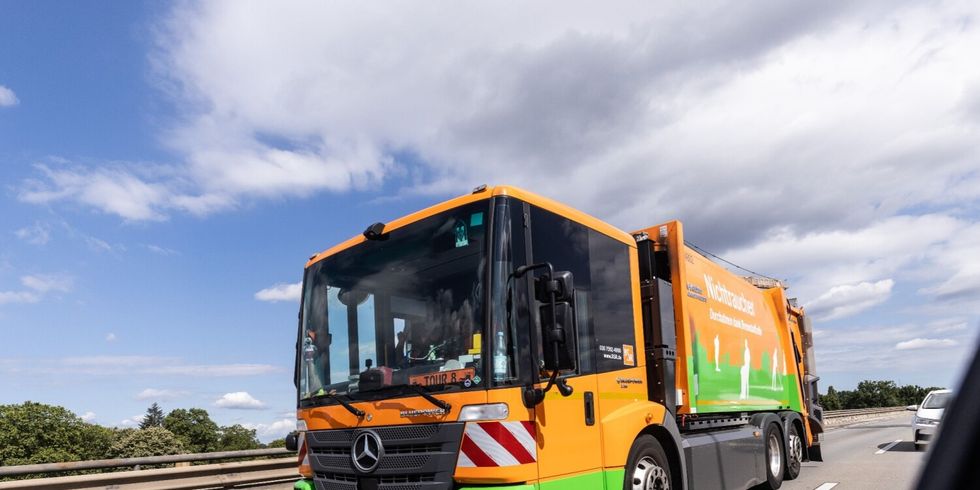BSR Müllfahrzeug auf der Stadtautobahn