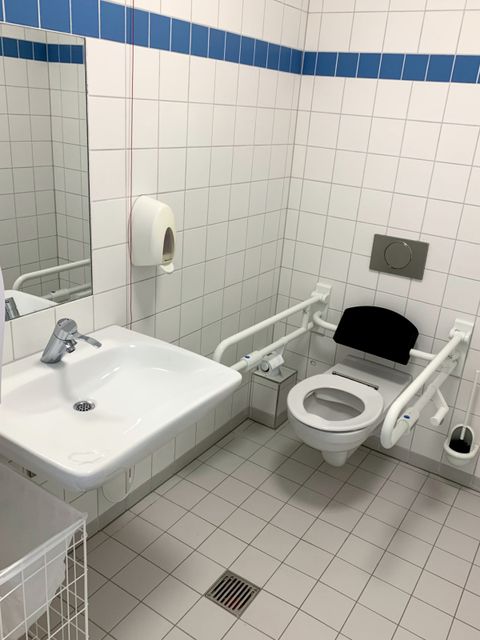 Neues behindertengerechtes WC im Dachsbau (Bild: BA Reinickendorf)