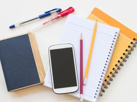 Notizbücher, Stifte, Smartphone