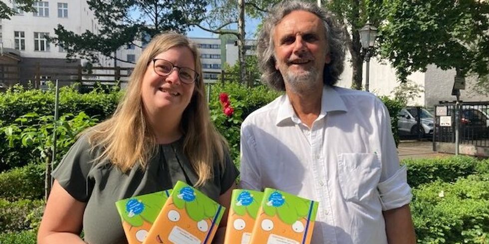 Schulstadträtin Heike Schmitt-Schmelz und Umweltstadtrat Oliver Schruoffeneger unterstützen das bezirksübergreifende Projekt "Berliner Möhrchenheft".