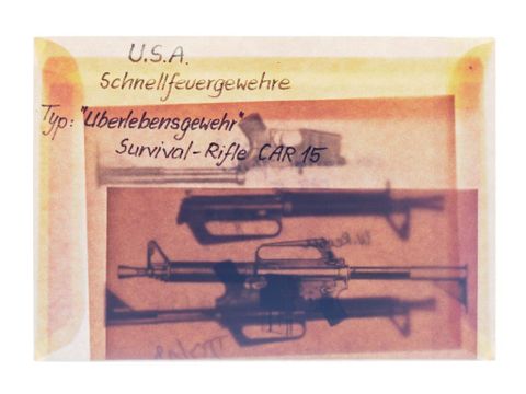 Benedikt Terwiel: Umschlag vom Guten zum Schlechten oder andersherum, 2025, Installation aus photographischem Waffenarchiv, Briefumschlägen, Film, Sound, Inkjet-Prints, Dimensionen variabel