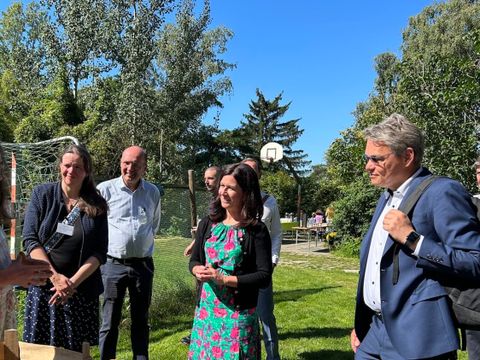 Bildungssenatorin Katharina Günther-Wünsch (mittig) und Bezirksbürgermeister Jörn Oltmann (rechts) an einem Informationsstand zu Bienen und Honig