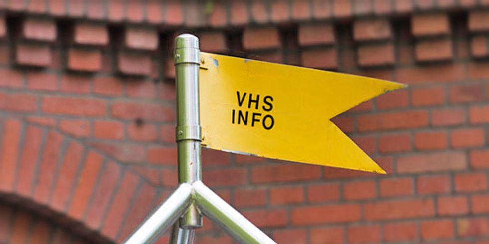 Gelbe Fahne mit Aufschrift: VHS Info