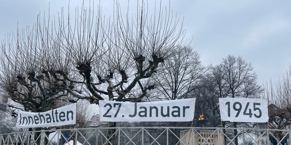 Gedenken an die Opfer des Nationalsozialismus am Theodor-Heuss-Platz. Banner mit Aufschrift "Innehalten 27. Januar 1945".