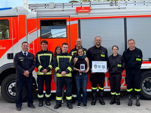 von links nach rechts: Lars Kulowatz, Jean Meistring, Christina Koch, Adrian Klejc, Kasia Wodzyńska-Karwowska, Karol Herse; vordere Reihe: Damian Thomas, Julia Koehler (Bild: Förderverein der Freiwilligen Feuerwehr Berlin Lichtenberg e.V.)