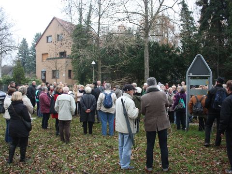 Die Bezirksbürgermeisterin und die Bürger_Innen am Hermione-von-Preuschen-Platz