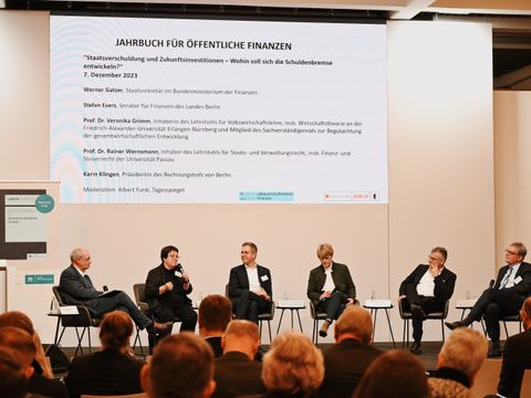 Die Podiumsdiskussion: Albert Funk, Karin Klingen, Stefan Evers, Veronika Grimm, Werner Gatzer, Rainer Wernsmann (v.l.n.r.) (Bild: Lisa Schultz/Rechnungshof von Berlin)