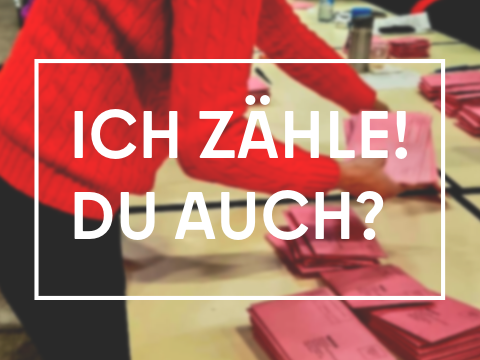 Wahlhelfer gesucht: Hintergrundbild: Frau in rotem Pulli zählt Wahlunterlagen aus. Darüber in weißer Schrift mit weißem Rahmen: "Ich zähle! Du auch?"