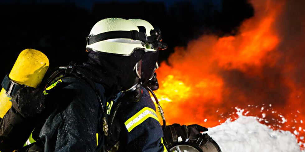 Feuerwehrmänner löschen Brand