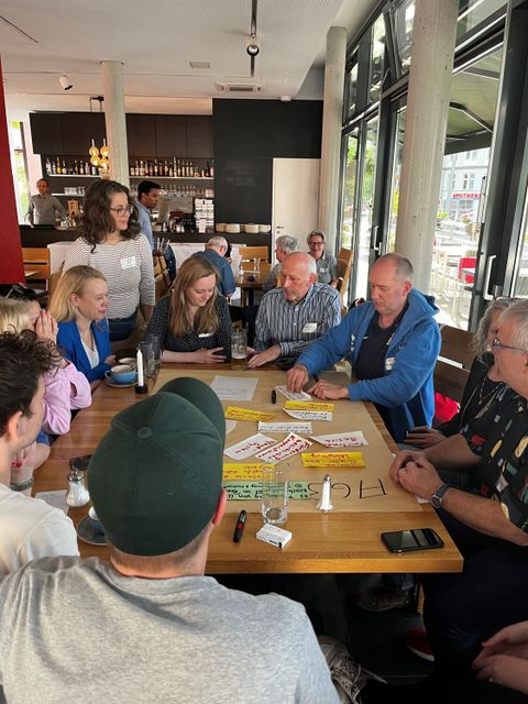 Teilnehmer_innen des Workshops Tourismus in der Diskussion