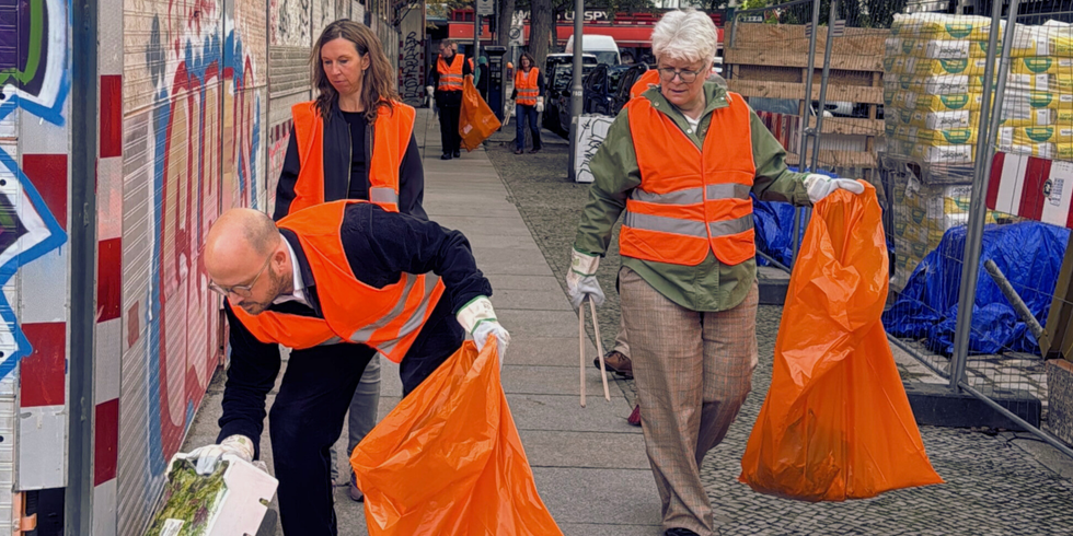 bezirkliches Clean-Up vor dem Rathaus Tiergarten