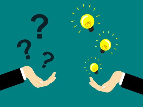 Fragezeichen und Glühbirnen