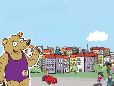 Ein im Comicstyle gezeichneter Bär, winkt. Im Hintergrund sind Häuser und spielende Kinder.