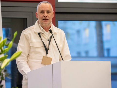 Christian Urlaub, Städtepartnerschaftsbeauftragter des Bezirksamtes Steglitz-Zehlendorf, spricht vor dem Plenum.