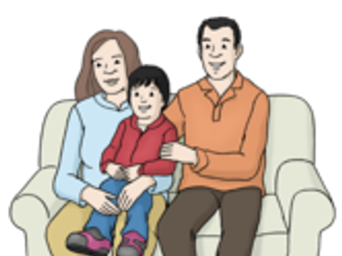 Eltern mit Kind auf dem Schoß sitzen auf einem Sofa