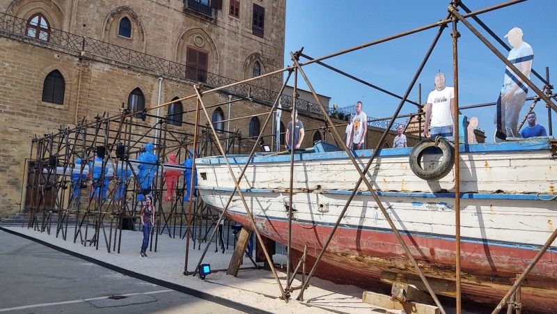 Überdimensionaler Kicker in Freiluftausstellung