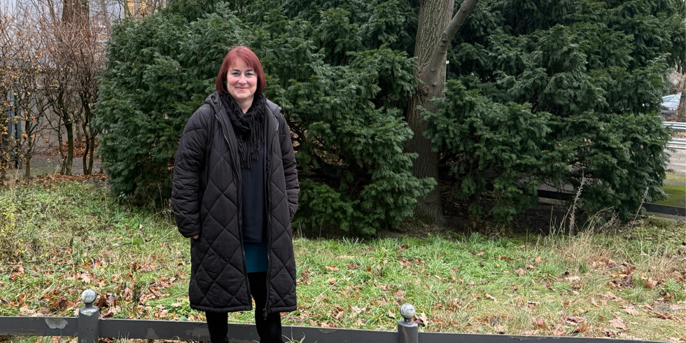 Astrid Rehbaum vor dem Bezirksamt Friedrichshain-Kreuzberg in der Yorkstraße