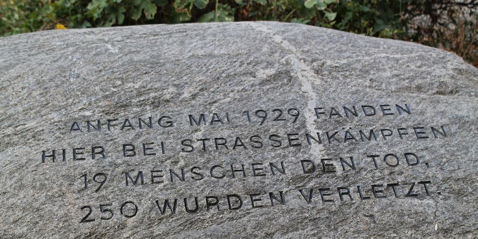 Gedenkstein zum Blutmai 1929, nahe der Walter-Röber-Brücke (Wiesenstraße)