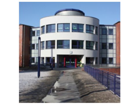 Außenansicht Peter-Härtling-Grundschule