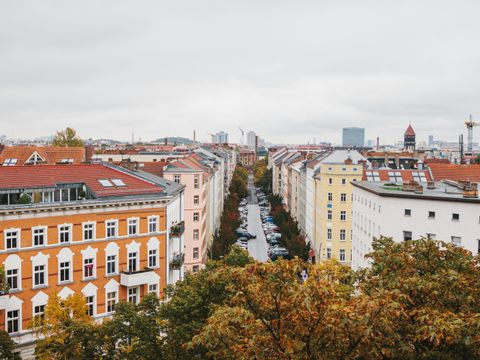 Blick von oben auf die Straße mit Gebäuden