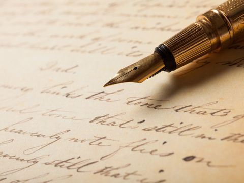 Füllfederhalter auf einem Blatt mit alter Schrift