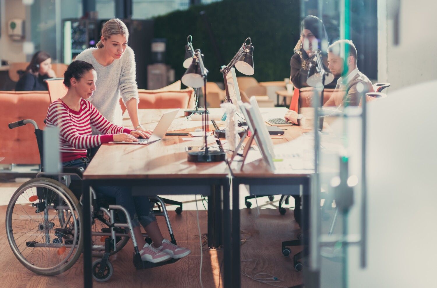 Zwei Frauen arbeiten im Büro